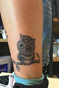 Cute tatuazh i zogjve me sy të mëdhenj në viç