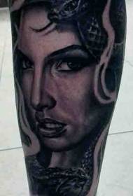 Calf ezigbo nwa ojii medusa tattoo ụkpụrụ