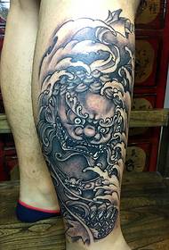 Klasični vzorec tetovaže lev Tang na teletu je zelo divji
