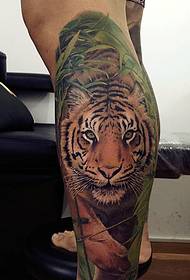 Gewikkeld kalfs giftig dier koning tijger tattoo tattoo