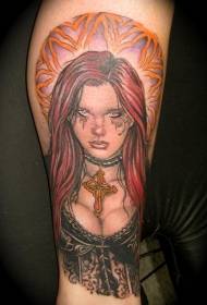 Kalvfärgade ben sexig kvinna med kors tatuering mönster