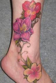 Gambe femminili, giglio colorato, foto tatuaggio
