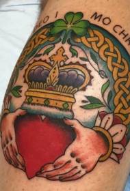 Kalv rund keltisk knut med tatueringsmönster för kronhjärta