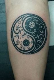 Прекрасан узорак тетоваже симбола трачева с црним и бијелим бојама иин и ианг