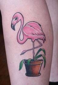 Blauzdos rausvas animacinis flamingas su tatuiruotės su gėlių vazonu modeliu