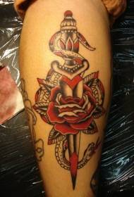 小腿好看的匕首与玫瑰和蛇纹身图案