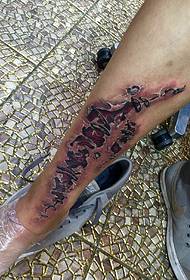 Realistico tatuaggio totem 3d sul polpaccio