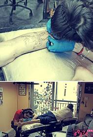 Scena del tatuaggio di prugna gazza gambo
