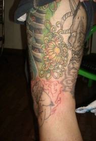 Bellissimo modello di tatuaggio di crisantemo sulla coscia