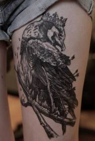 腿上的黑烏鴉冠紋身圖案