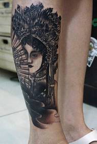 Tatuaggio classico calorico sul polpaccio