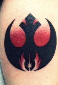 Simbol i zi me këmbë me model tatuazhi me sfond të kuq