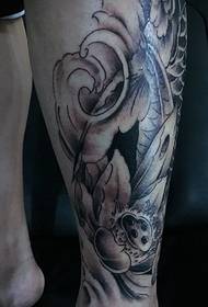 Mtindo wa tattoo nyeusi na nyeupe ya squid kwenye ndama