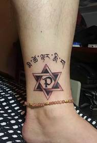 Bein Tattoo mat geometreschen a Sanskrit