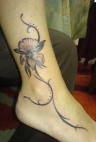 Чорний візерунок татуювання орхідеї на нозі