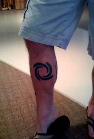 Слика црне округле графичке тетоваже ногу