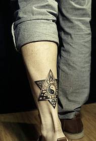 Μαύρο και άσπρο στυλ έξι-μυτερά αστέρι και Taiji πόδι τατουάζ