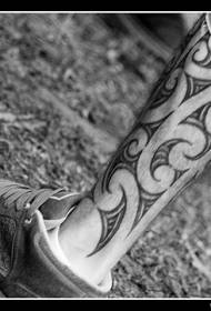 Iphethini elihle le-curly totem tattoo ngethole