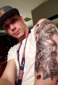Rose tattoo ilustrace chlapce s velkou paží na růžové a anglické tetování obrázku