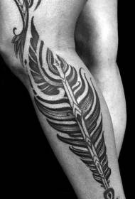 Bellissimo modello di tatuaggio piuma in bianco e nero sul polpaccio