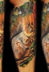 Realni realistični uzorak tetovaža slatke vjeverice u boji