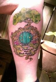 Hauska Hobbit House iso puu, jolla on tatuointikirje
