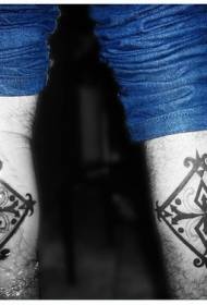 Vzor tetovania čiernej farby na nohe