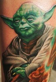 Blauzdos dažytos žaliu „Yoda“ tatuiruotės modeliu