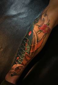 包小腿彩色鲤鱼纹身图片很精致