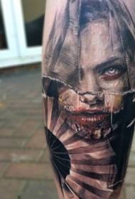 Színes horror stílusú női portré és rajongó tetoválás minta