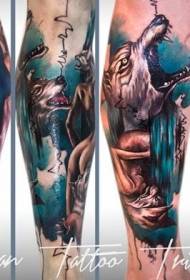 Színes lábak szexi nő farkas tetoválás mintával