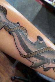 Красив модел татуировка на акула и въже