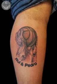 Borjú fekete szürke stílus kezében labda és levél tetoválás minta