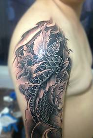 Grande immagine del tatuaggio di calamari in bianco e nero
