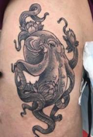 Tatuaggio di polpo nero Immagine di tatuaggio di polpo nero sulla coscia maschile