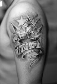 Tatuaggio corona retrò bianco e nero a grande braccio