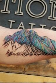 Par de tatuajes de brazo grande brazo grande de niño en imágenes de tatuajes de montaña de colores