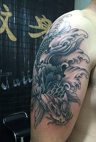 Mfano mzuri wa nyeusi na nyeupe squid tattoo