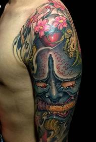 Il colore del braccio grande è come un tatuaggio pieno di fascino