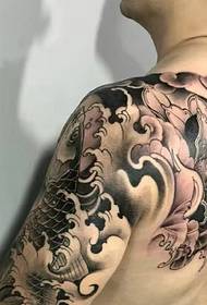 გლამურული დიდი მკლავი შავი და თეთრი squid tattoo ნიმუში