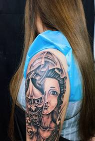 Тетоважа со голема тетоважа во комбинација во комбинација со порно и портрет на божица