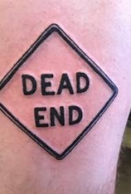 Tetovirano bedro muški studentski bedr na geometrijskoj i engleskoj slici tetovaža