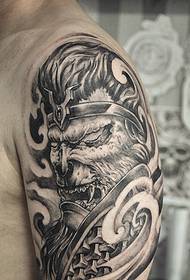 La gran personalitat del tatuatge del rei negre gris negre domina la personalitat