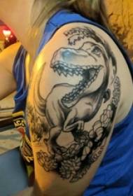 Ingalo enkulu yamantombazane kwizimbali zomugqa omnyama ogwazayo nezithombe ze-dinosaur tattoo