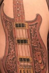 Palë e tatuazheve krahu i madh në fotografitë me tatuazhe me kitarë me ngjyra