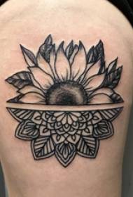Ziedu tetovējums meitenes augšstilbā uz vaniļas ziedu un saulespuķu mozaīkas tetovējuma attēla