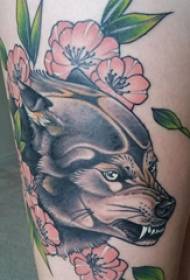 Lår tatuering figur kvinnlig flicka lår på blomma och varg huvud tatuering bild