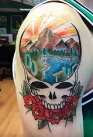 Double tatouage de gros bras, dessus de bras et images de tatouage de paysage