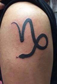 Moška ilustracija tatoo velike roke na sliki črne kačje tetovaže