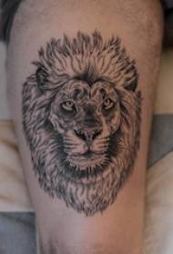 Immagine del tatuaggio della testa del leone coscia della testa del maschio sull'immagine del tatuaggio della testa del leone